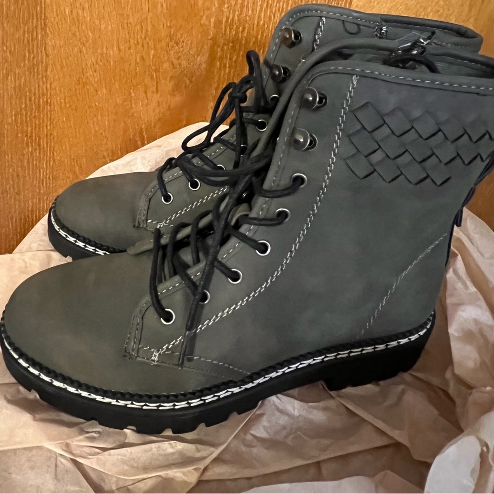 New! XOXO Womens Pascal Ankle Boot Size 6.5 New In Box!‎ Camo green